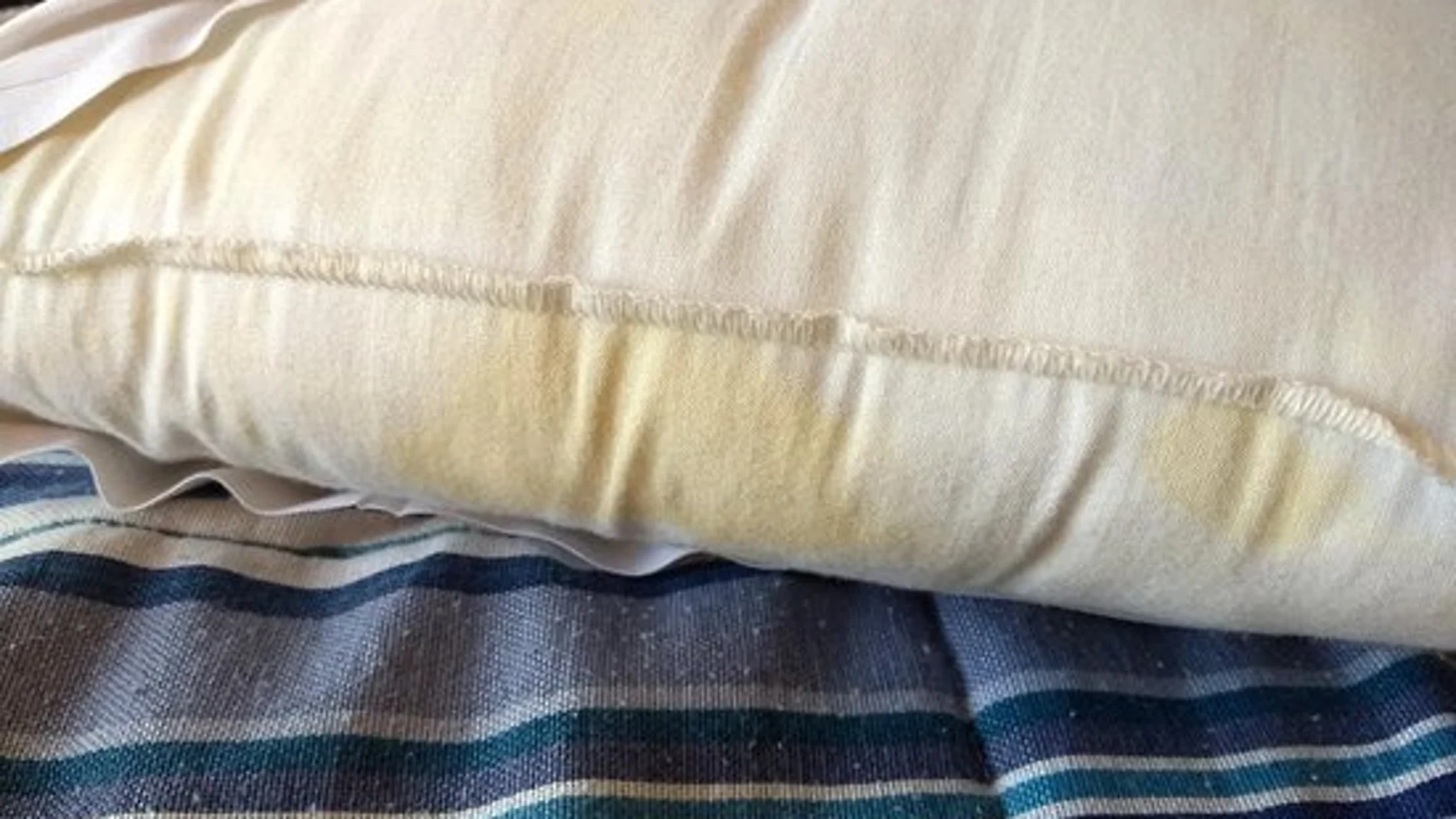 シーツを交換し、カバーを洗濯しても枕が黄色くなるのはこれが原因です
