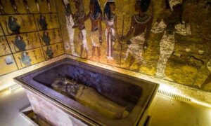 ツタンカーメンの墓はネフェルティティの秘密の部屋を隠すことになる