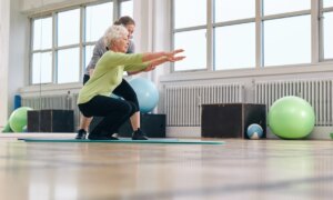 トレーナーは明言しています：これはバランスを改善するために50歳以上の人に推奨するエクササイズです