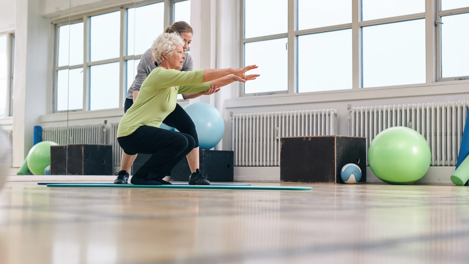 トレーナーは明言しています：これはバランスを改善するために50歳以上の人に推奨するエクササイズです