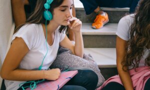 位置情報、スマート警告、SOS アラート: 未成年者の自主性に適応するテクノロジー