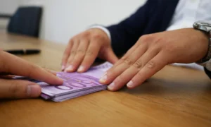 弁護士のラウール・ゴメス氏は、子供にお金を貸し、財務省がそれを寄付とみなした場合に何が起こるかについて警告し、「罰金は150％に達する可能性がある」と警告した。