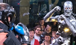 彼らは人間とターミネーター風のロボットを総合格闘技の檻の中で戦わせた（ビデオ）