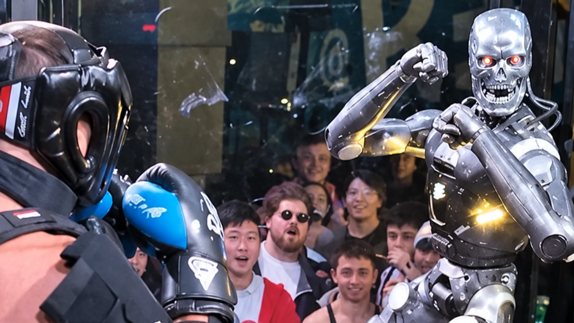 彼らは人間とターミネーター風のロボットを総合格闘技の檻の中で戦わせた（ビデオ）