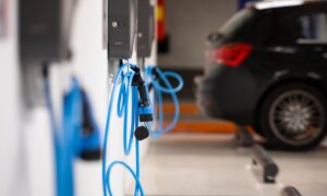 隣人がコミュニティガレージの光で電気自動車を充電した場合、水平財産法は誰が支払うべきかを明確にしています