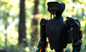 米陸軍は、危険な任務のための防弾性能を備えた人型ロボット、アレックスに賭けている