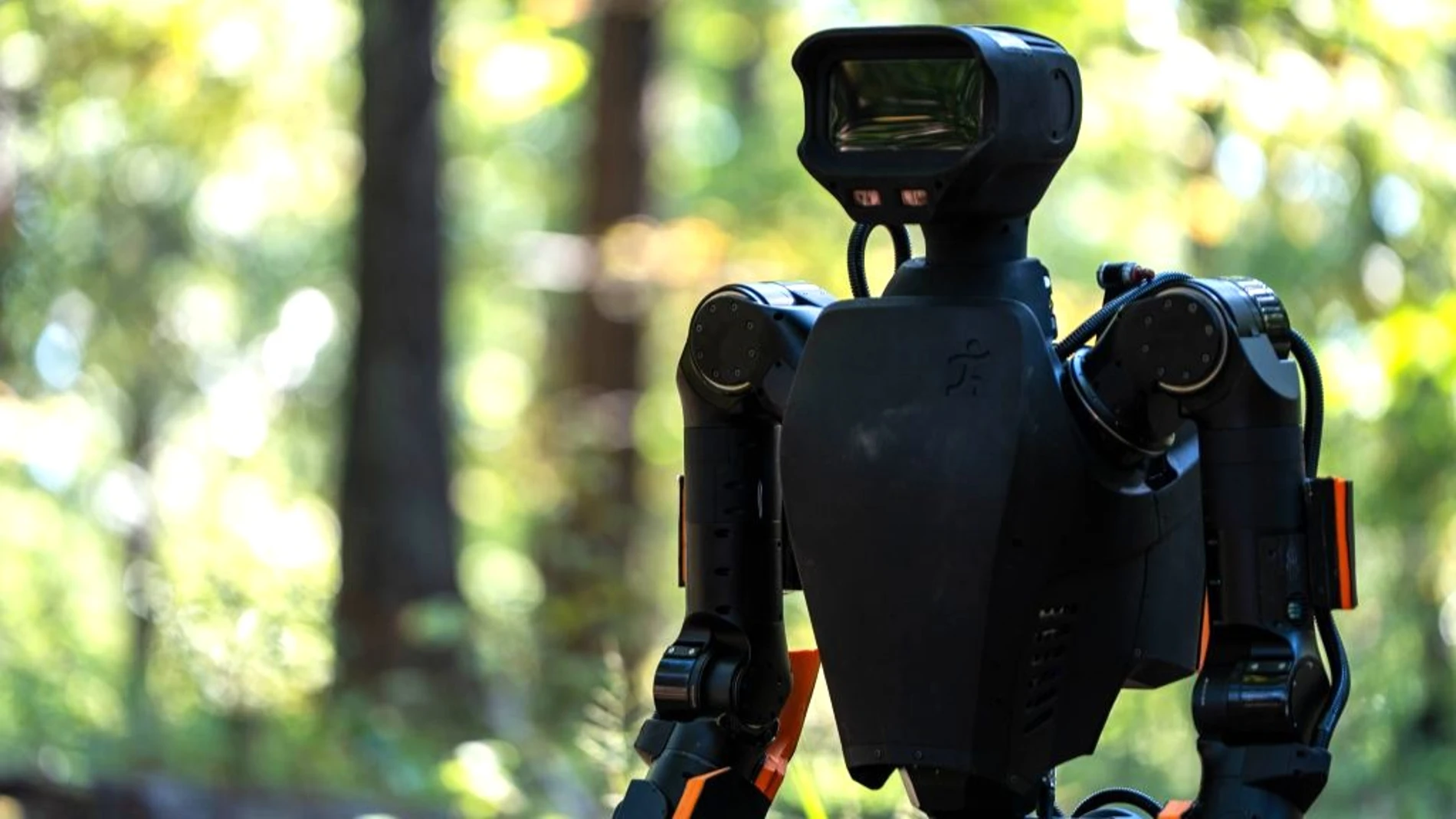 米陸軍は、危険な任務のための防弾性能を備えた人型ロボット、アレックスに賭けている
