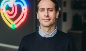 「将来的には、デバイスが個人の好みに反応し、リアルタイムで体験を適応させるようになるでしょう。」