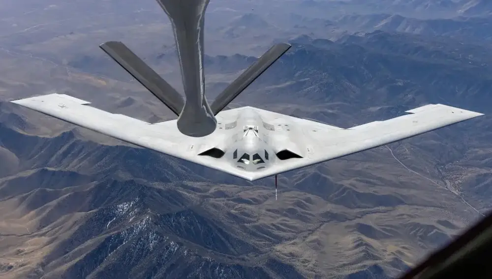 給油演習中のB-21レイダー。