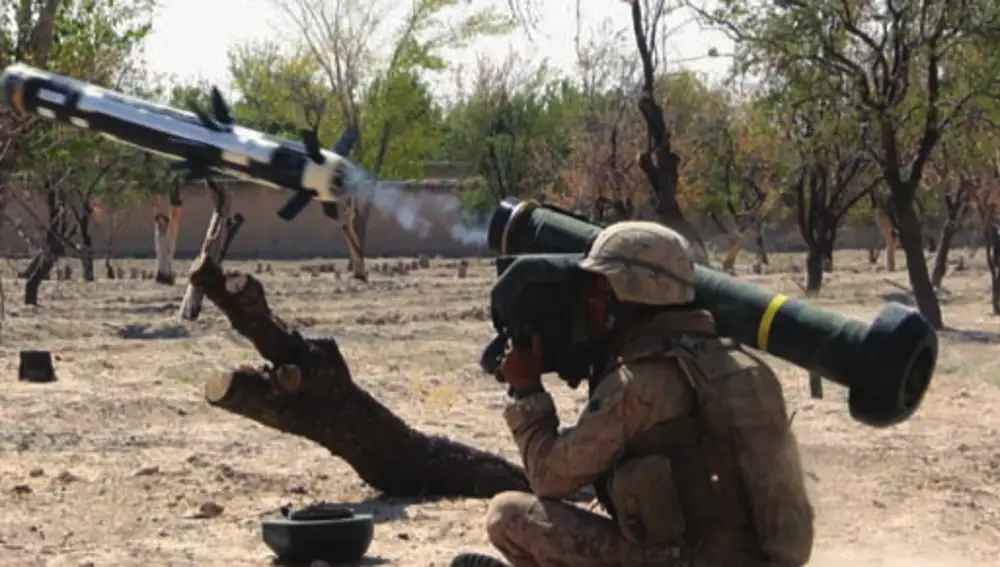 兵士がジャベリンからミサイルを発射します。 