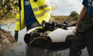 地雷に接近して破壊する水中ドローン「ALPHA」