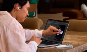 Apple、スティーブ・ジョブズが「人間工学的にひどい」と考えたタッチスクリーンを搭載した初のMacBook Proを発表