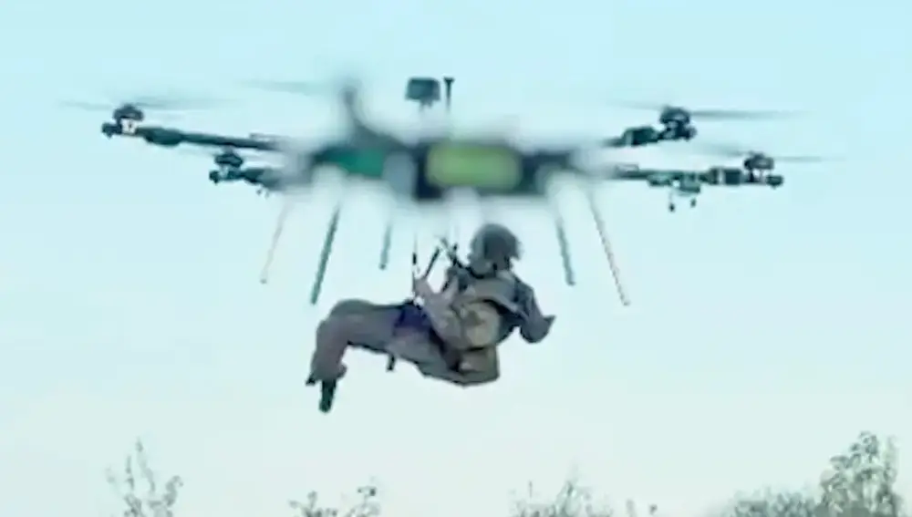 10月4日、グルズフ無人機の底部にハーネスでつながれた兵士が避難する。