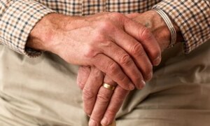 2つの簡単な手のジェスチャーが認知機能低下の初期兆候を検出するのに役立つ、と専門家は言う