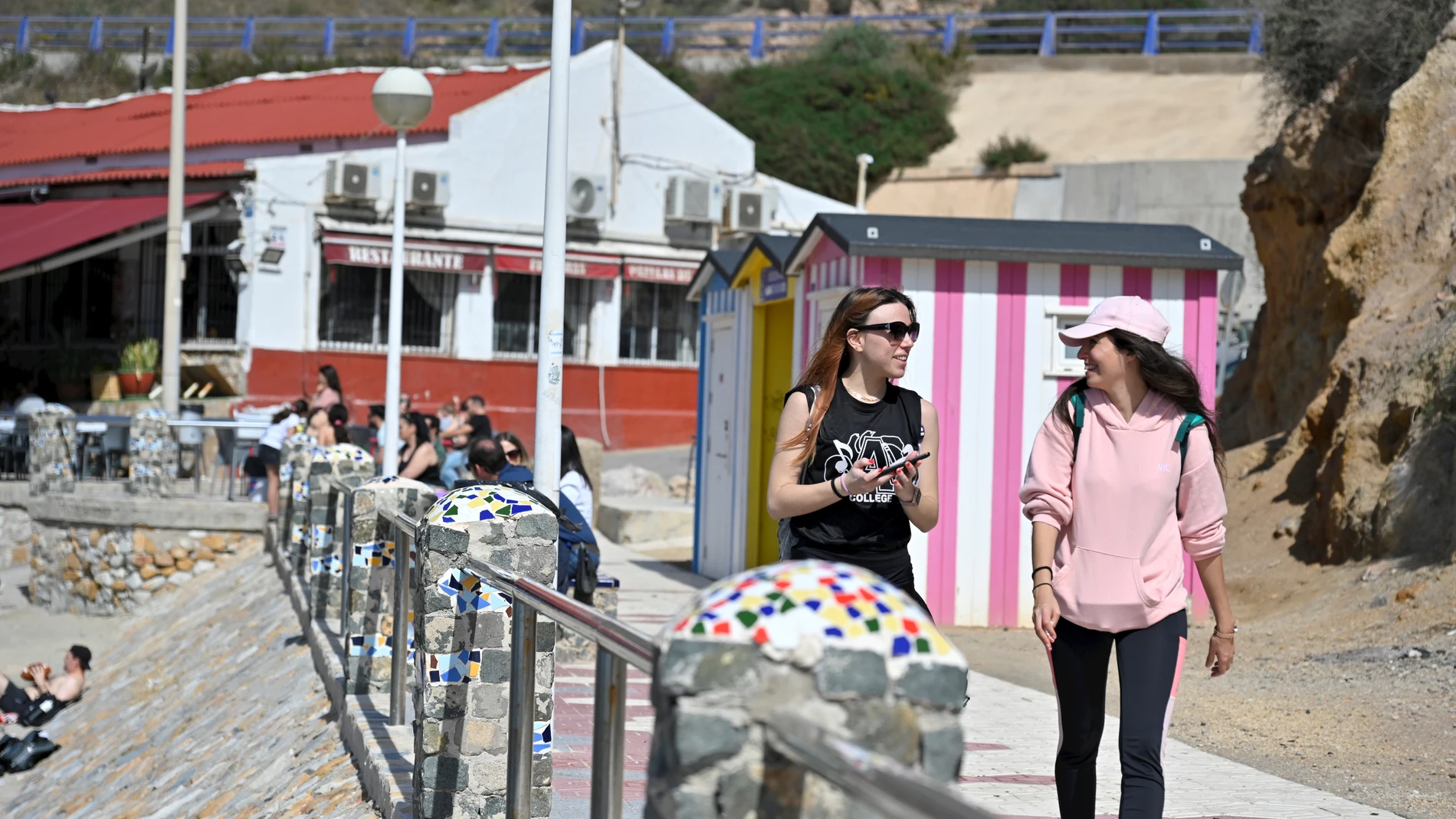 AEMETは、スペインでは最高30度の暑さ、北部の雨、そして非常に強い風という対照的な日曜日を予測している。