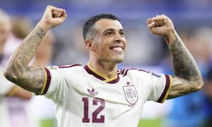 これはロンドンにあるペドロ ポロの自宅です。モダンなスタイル、大きなキッチン、屋内プールがあります。