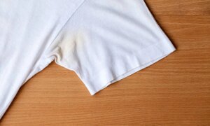 たった2つの材料で黄ばんだ白い服を取り戻す方法