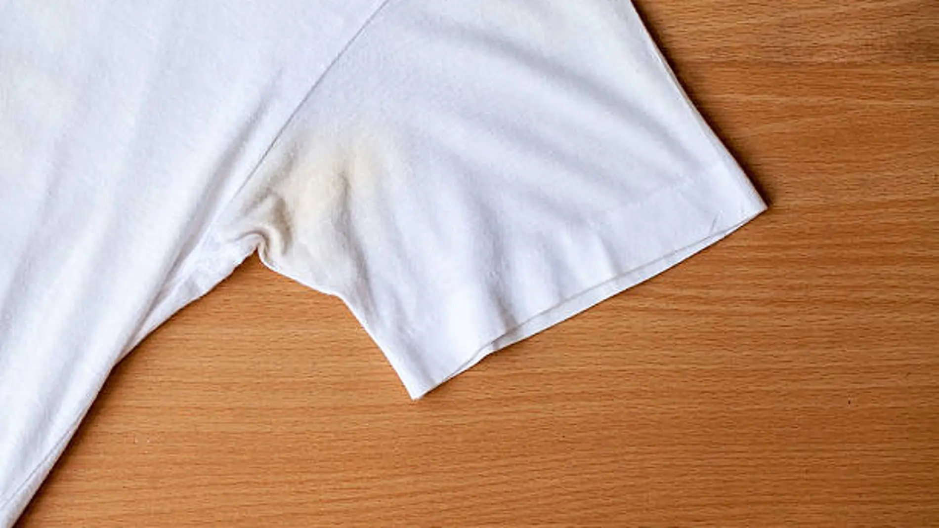 たった2つの材料で黄ばんだ白い服を取り戻す方法