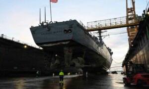 アメリカの駆逐艦が初めてスペインの乾ドックに入港