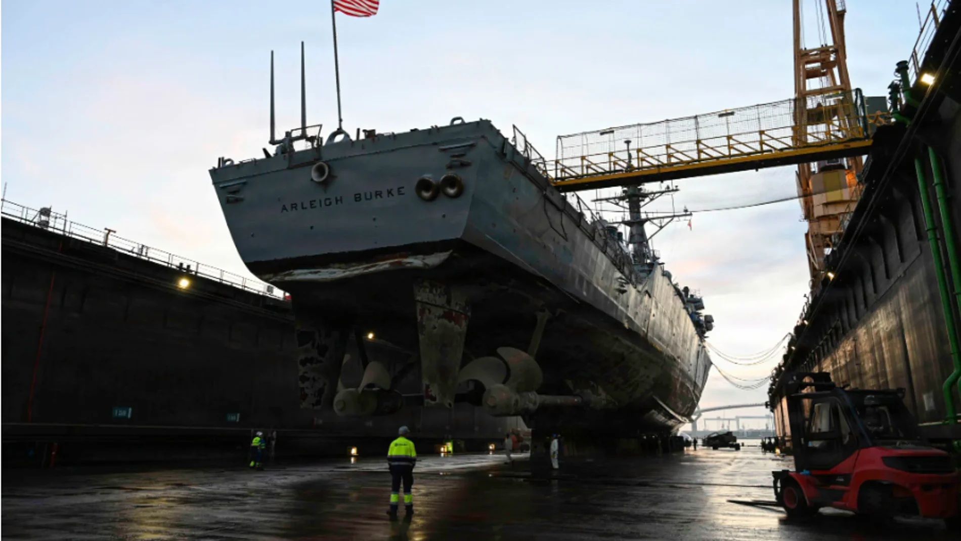 アメリカの駆逐艦が初めてスペインの乾ドックに入港