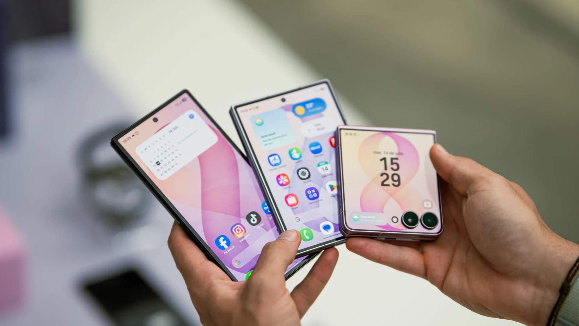 サムスンは携帯電話を販売しても利益が得られなくなったため、携帯電話の生産を最大30％削減する計画だ