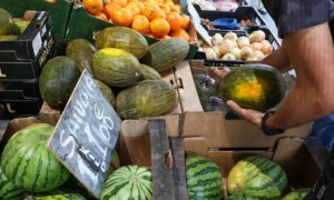 スーパーマーケットの果物や野菜がどこから来たのかを知る鍵は、バーコードにはない