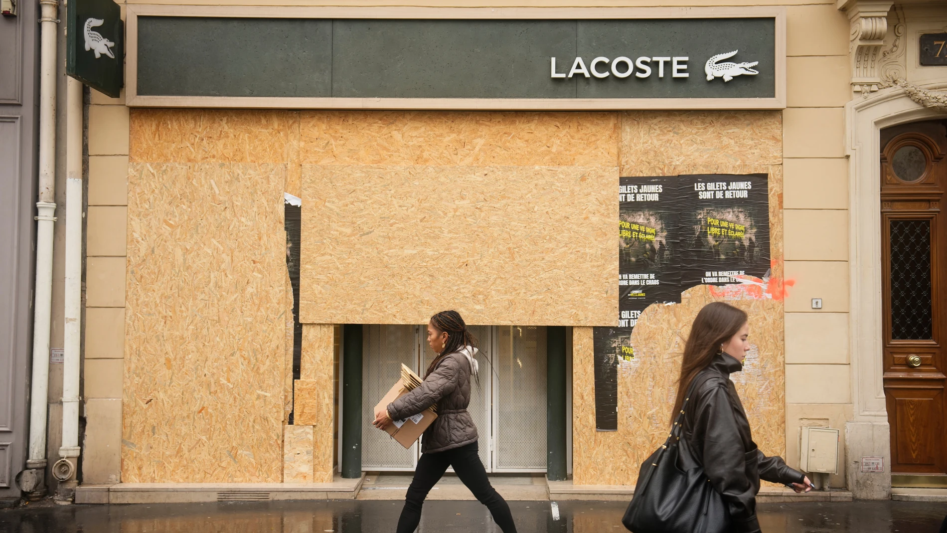 フランス、今日の抗議活動から身を守る：7万人の代理店と企業がバリケードの背後に