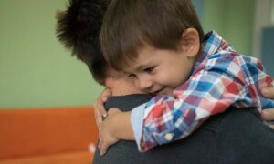 心理学によれば、服を着たり遊んだりするときに歌う子供もいます。彼らはただ楽しんでいる以上のことをしているのかもしれません。