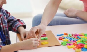 心理学者は明言しています：家族を団結させるのは、一緒に多くの時間を過ごすことではなく、この単純な習慣を繰り返すことです