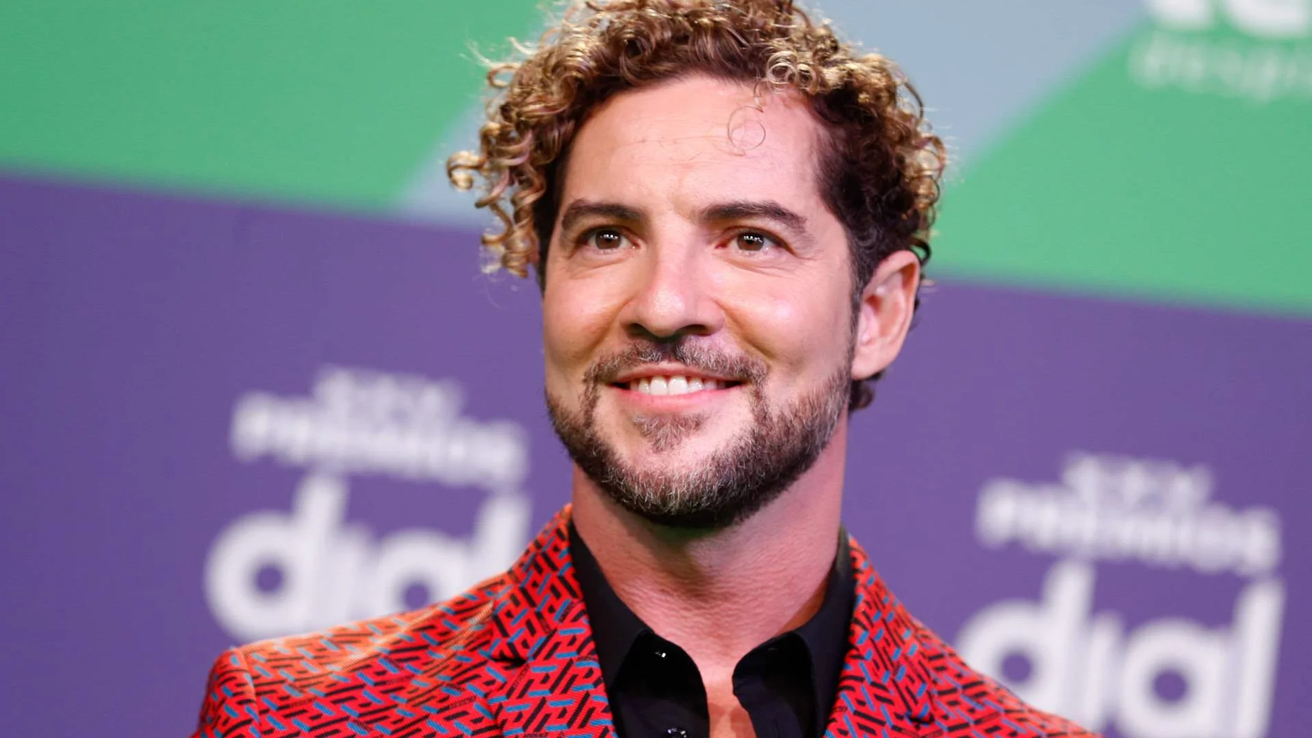 歌手のデヴィッド・ビスバル、父親の死について「父のことを思い出して悲しんだり怒ったりすることは一生ない」