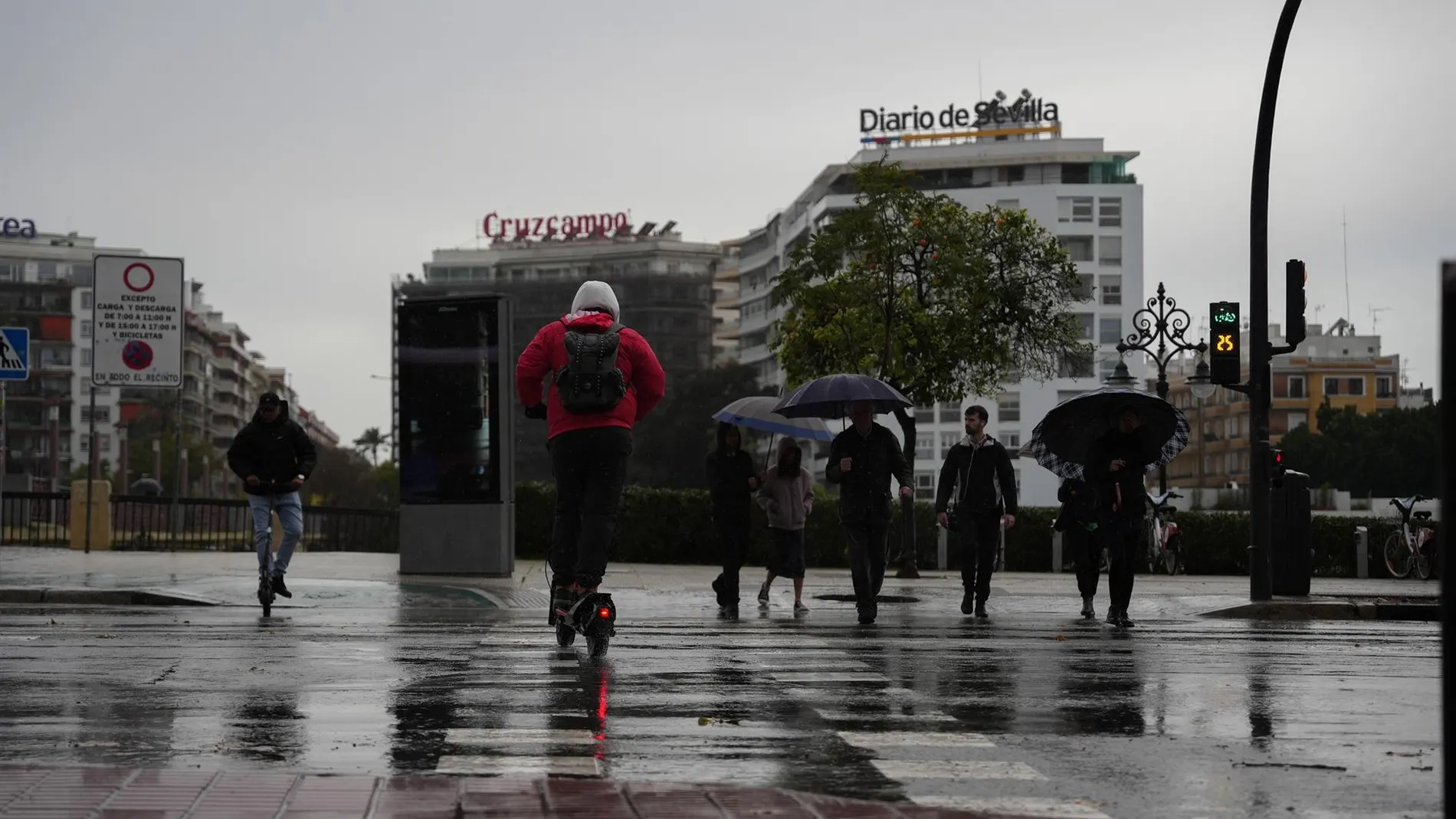 雨の記録を破り、ダナ・アダムが別れを告げる：今日の警報が出ている地域と、いつ天気が変わるか